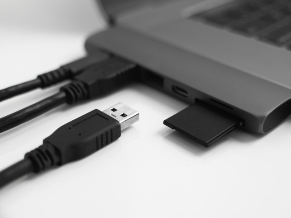 Punya Laptop yang Ringan dan Tipis? USB Hub Serbaguna yang Satu ini Wajib Kamu Punya!