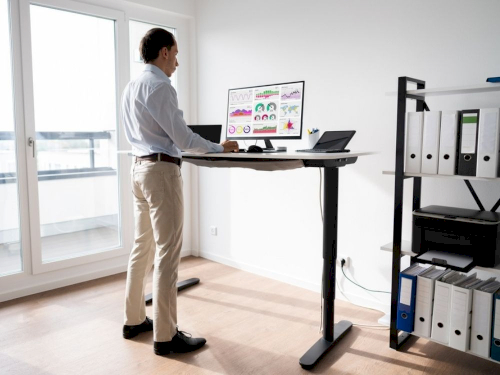 Hal yang Perlu Kamu Ketahui Mengenai Standing Desk Alias Meja Berdiri, Simak Disini.