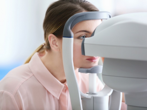 Teknologi Optik Canggih yang Menangkap Gambar Retina Hanya dengan Satu Sentuhan.