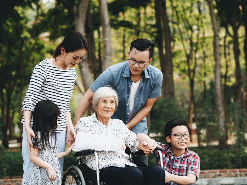 Sayangi Kakek dan Nenek Dirumah, Merawat Lansia Menjadi Lebih Mudah Dengan Teknologi Ini!