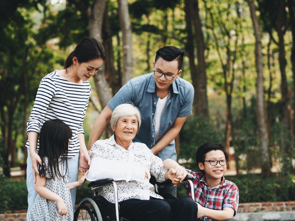 Sayangi Kakek dan Nenek Dirumah, Merawat Lansia Menjadi Lebih Mudah Dengan Teknologi Ini!