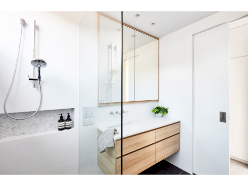 Tips Untuk Bikin Kamar Mandi Kecil Nyaman Sekaligus Terasa Minimalis.