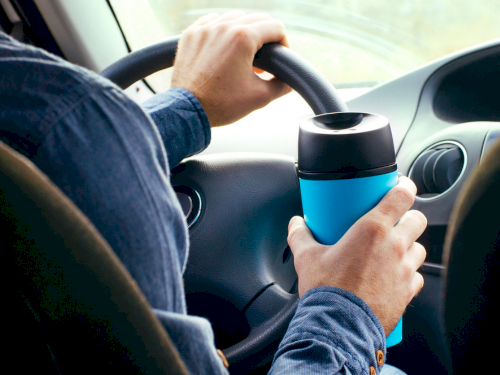 Travel Mug yang Berdesain Unik ini Bisa Bawa Minuman Panas dan Dingin Favorit Kamu Kemana Saja!